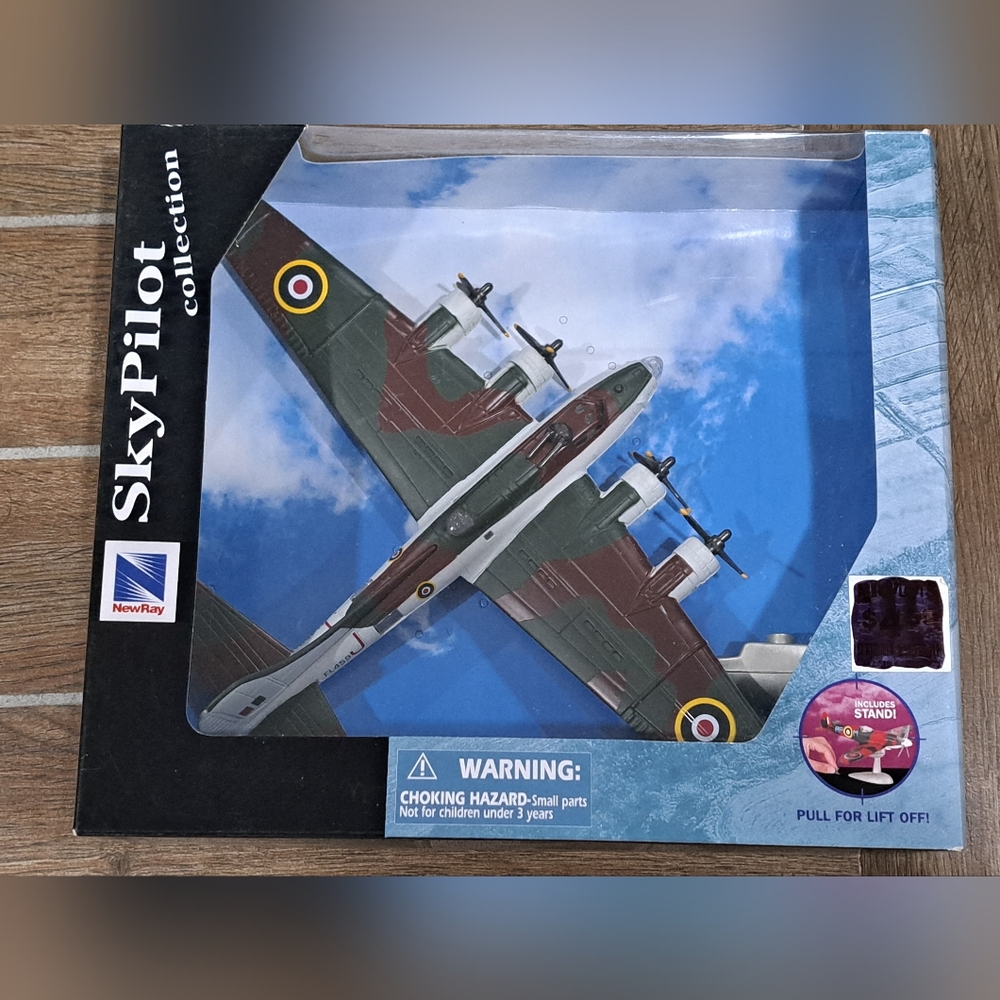 Sky Pilot Collection B17 Air Rescue Fighter Plane with Stand by NewRay - NEW